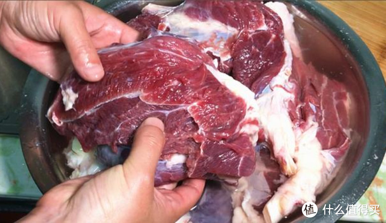 炖牛肉不要直接焯水,多了这1步,肉香嫩又红亮